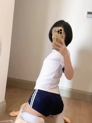 王胜利微密圈圈子的小生活,JK裙穿搭引爆抖音时尚圈,少女气息满满