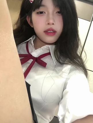 抖音美女晴小猪的微密圈资源穿搭之旅，颜值超高的时尚榜样