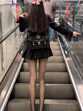 草莓酸奶微密圈作品JK短裙穿搭,展现青春活力与时尚魅力