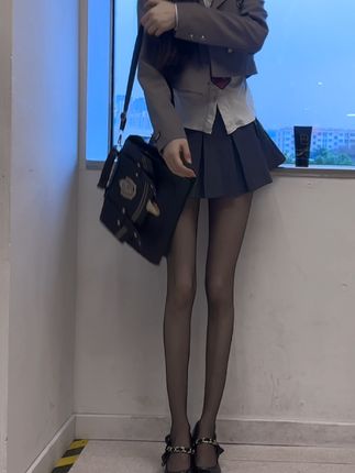 草莓酸奶微密圈作品JK短裙穿搭,展现青春活力与时尚魅力