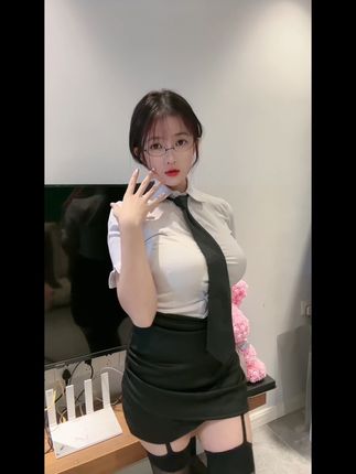 抖音脑婆睡醒啦微密圈资源照片赏析,魅力与夏日度假风穿搭