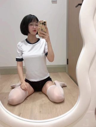 王胜利微密圈圈子的小生活,JK裙穿搭引爆抖音时尚圈,少女气息满满