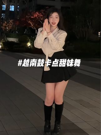 臭屁楠吖微密圈资源穿搭作品展示,满族凤凰图案旗袍引领潮流