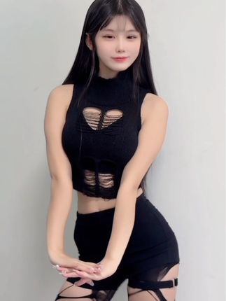 萱萱仙女微密圈素颜照曝光引发热议,萱萱仙女素颜非常漂亮