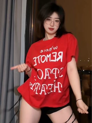 臭屁楠吖微密圈资源穿搭作品展示,满族凤凰图案旗袍引领潮流