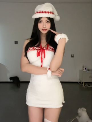 抖音网红鱼神微密圈带来的透明连体作品穿搭趋势,展现自由与个性