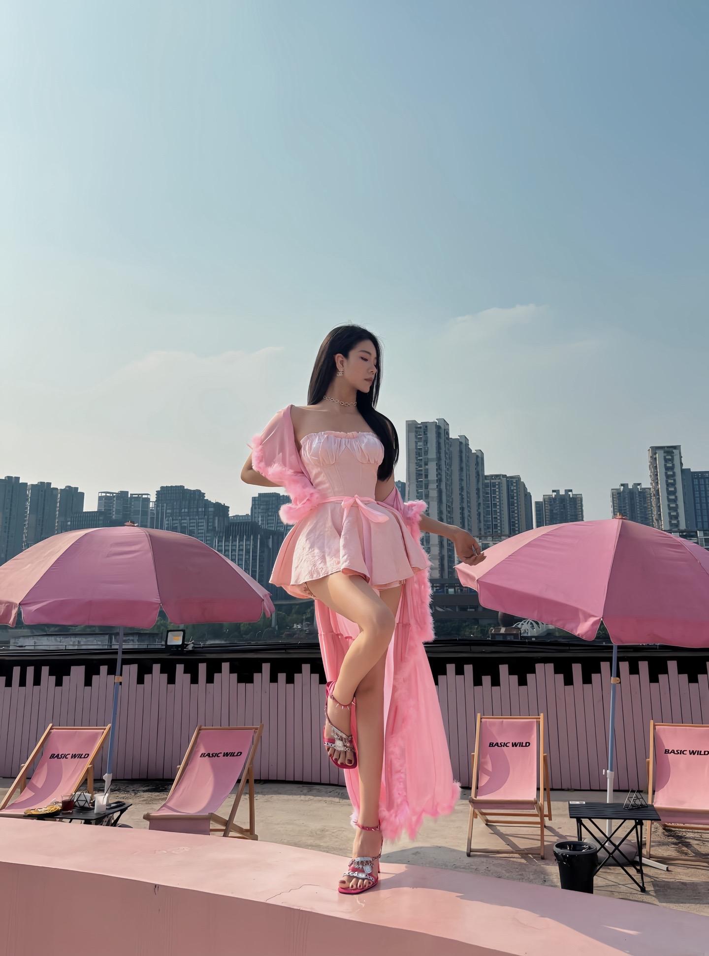 纪念小小v免费图集,在线赏析高颜值好身材