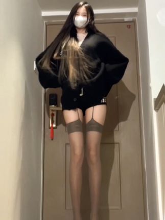抖音女神权vv微密圈图片作品资源,春日花园与夏日海边的穿搭与妆容