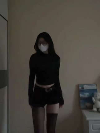 emo的木青微密圈/觅圈作品资源,在湖畔拍摄清新自然的服装造型