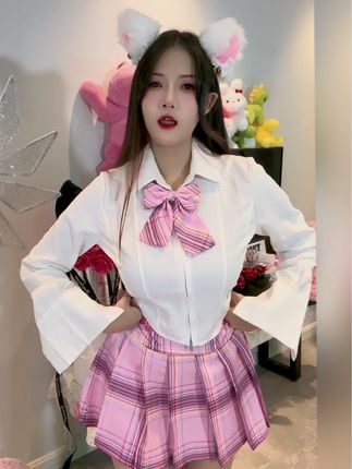 脑婆睡醒啦微博日常更新，了解她的每一天