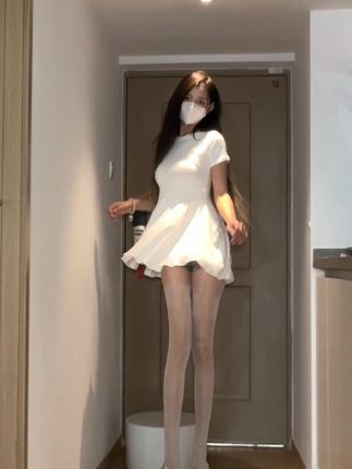 抖音女神权vv微密圈图片作品资源,春日花园与夏日海边的穿搭与妆容
