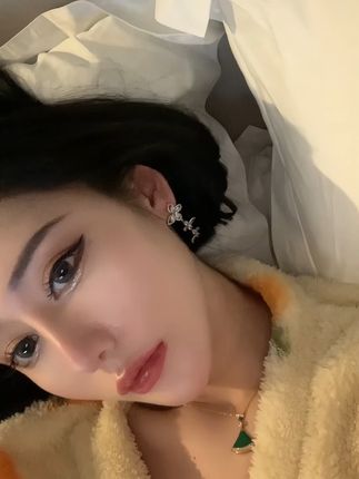 不爱笑的赛琳微密圈作品资源,专业西装外套搭配女性柔美