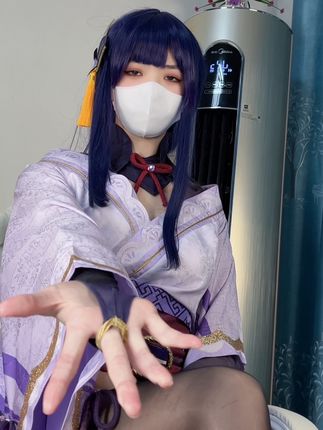 抖音博主白龙猫女微密圈作品发布红底极光造型,不失优雅