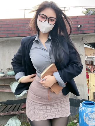 微博时尚博主@肉巴超赞微密圈作品资源,微胖身材与精致穿搭的完美结合