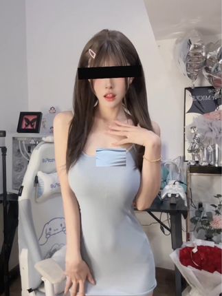 乔妹想养鱼微密圈作品展示,穿着土家族服饰与自然和谐共生