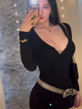 不爱笑的赛琳微密圈作品资源展现惊艳身材,蓝色连体比基尼美照赞叹不已