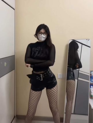 emo的木青微密圈/觅圈作品资源,在湖畔拍摄清新自然的服装造型