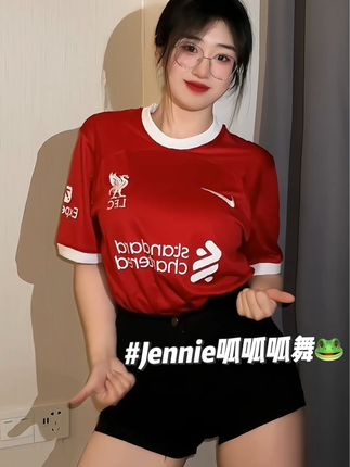 臭屁楠吖微密圈资源穿搭作品展示,满族凤凰图案旗袍引领潮流