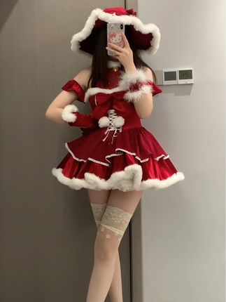 抖音网红林扣弦微密圈作品引领时尚潮流,全新吊带装扮热议