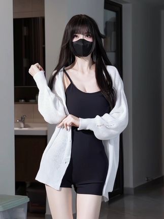 鹿八岁baby微密圈作品资源穿搭,低扎宽松发髻展现高贵端庄
