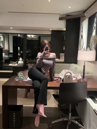 郑瑞妤微密圈作品资源碎花裙搭配,揭示极致女性美