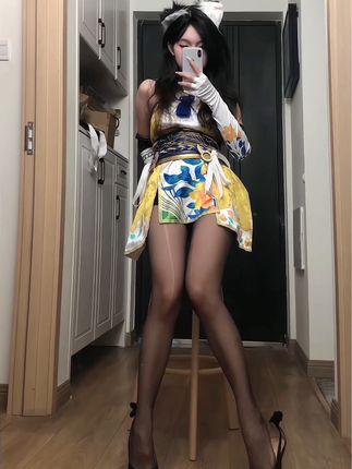 抖音美女晴小猪的微密圈资源穿搭之旅,颜值超高的时尚榜样