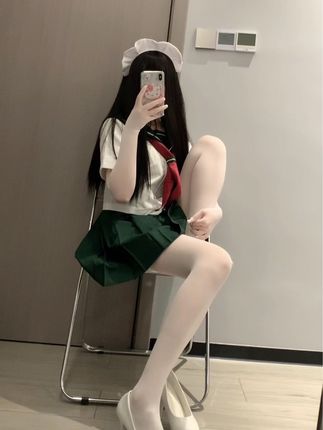 抖音网红林扣弦微密圈作品引领时尚潮流,全新吊带装扮热议