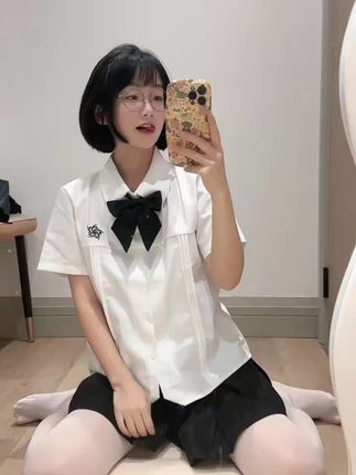 王胜利微密圈圈子的小生活,JK裙穿搭引爆抖音时尚圈,少女气息满满