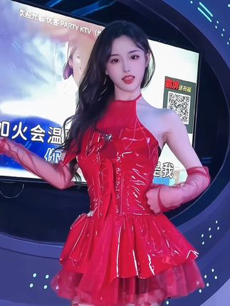 抖音小萌子微密圈作品绝美泳装穿搭,游泳视频引爆网络