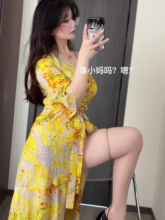 桃沢樱呀的微密圈牛裤穿搭作品,展现个性与时尚的时尚单品选择