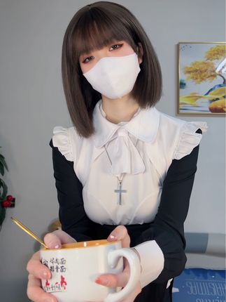 抖音博主白龙猫女微密圈作品发布红底极光造型,不失优雅