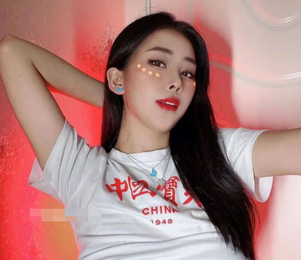 -1 网红女神张贺玉火爆身材,独特纹身和网红脸引发热议