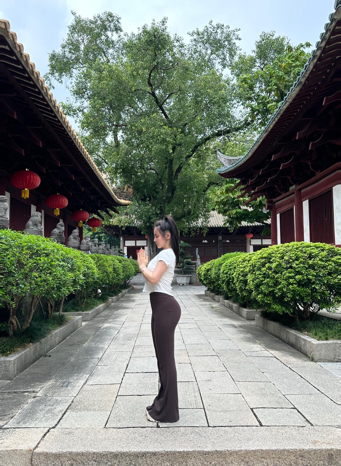 禅雨儿的潮流穿搭分享,分享她的潮流穿搭