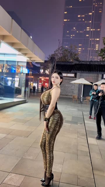梦露Veronica年龄揭秘,她究竟多大了?
