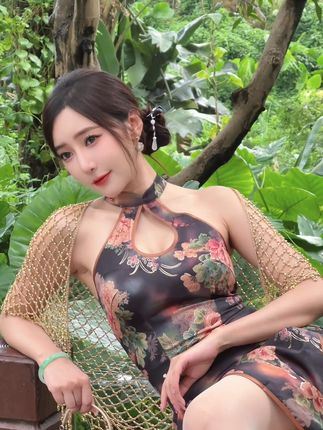 王馨瑶粉色上衣白色包臀裙图片欣赏,时尚穿搭的魅力