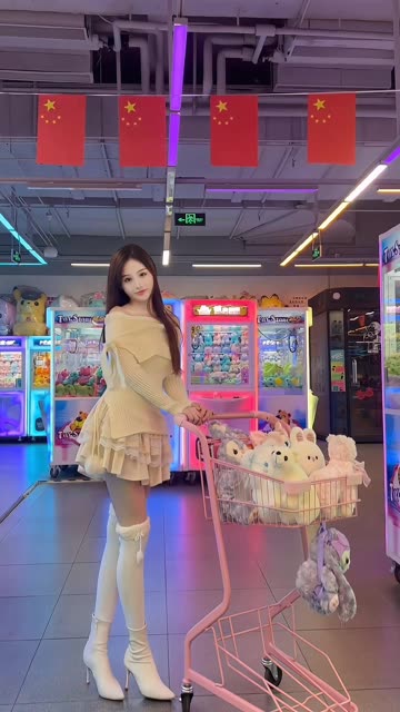 抖音小萌子游泳视频分享(胶原蛋白肌肤的小萌子)