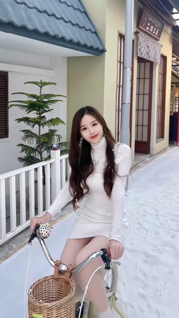 抖音小萌子游泳视频分享(胶原蛋白肌肤的小萌子)