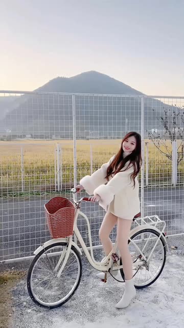 抖音小萌子游泳视频分享(胶原蛋白肌肤的小萌子)