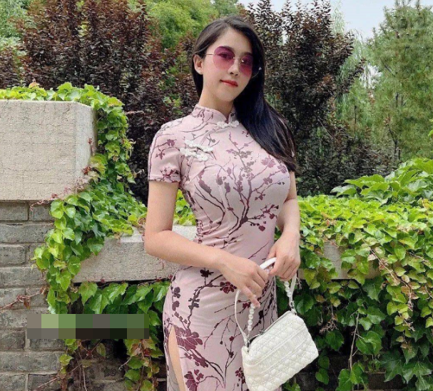 -1 网红女神张贺玉火爆身材,独特纹身和网红脸引发热议