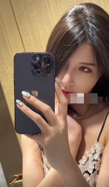 -1 甜美可爱型颜值博主脸红mm的私密系列照片和服装分享