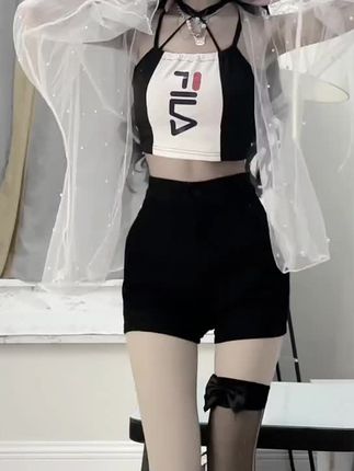 抖音时尚达人雪嘤公主微圈作品征服粉丝,穿搭风格独特