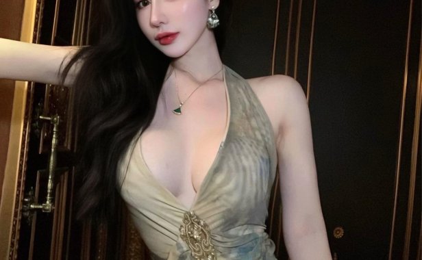 不爱笑的赛琳微博红人,她的时尚穿搭与性感黑丝