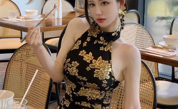 不爱笑的赛琳付费视频流出,豹纹连体衣成亮点