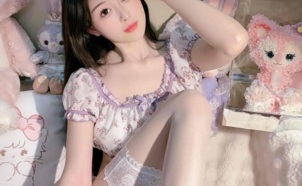 抖音小萌子微密圈展现苗条身材,富胶原蛋白肌肤的惊艳游泳视频作品