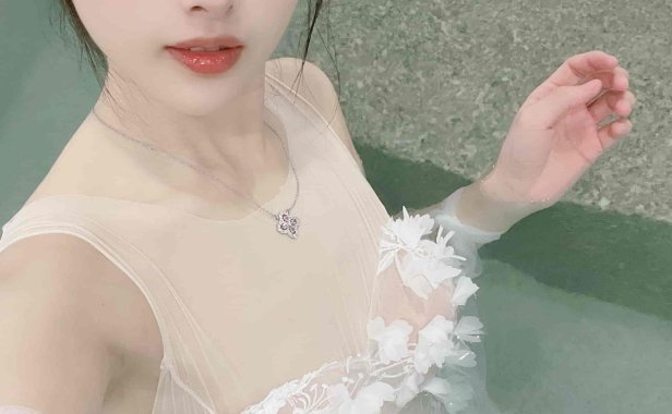 小萌子mmm微博微密圈展现苗条身材,健康肌肤的微博视频魅力