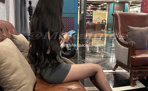 微密圈网红牛奶里的果汁作品，独特颜值身材展现丝袜和美足魅力