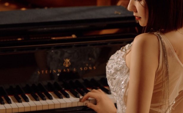 果儿Victoria国际版抖音，比基尼钢琴视频简直了