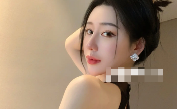 不爱笑的赛琳维密照片,欣赏她的高清美照和时尚风采